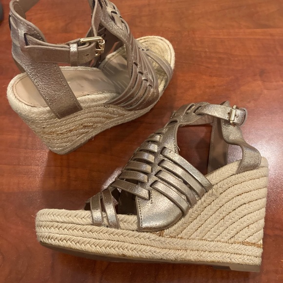 Used Vince Camaro Gold Wedges Heavily Worn - Picture 4 of 7